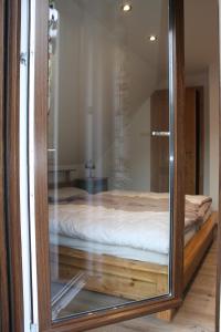 Un pat sau paturi într-o cameră la Ferienhaus Dreihausen