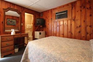 Łóżko lub łóżka w pokoju w obiekcie Dolphyn Motel