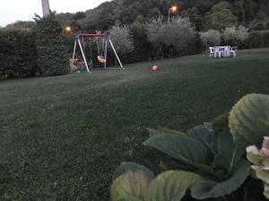 CrocemaroggiaにあるB&B La Torrettaの庭園(ブランコセット、遊び場付)