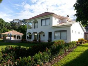 biały dom w ogrodzie z krajobrazem w obiekcie Casa Hacienda El Imperio w mieście Carmen de Apicalá
