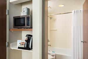 Koupelna v ubytování Holiday Inn Express Peoria North - Glendale by IHG