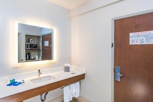 Koupelna v ubytování Holiday Inn Express Peoria North - Glendale by IHG