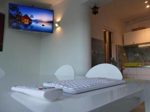 a computer keyboard and remote control sitting on a table at Mar Vista in Primošten
