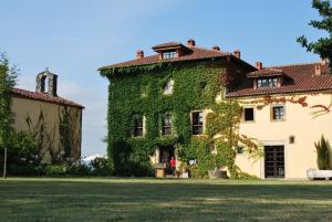 a building covered in ivy with a person standing in front at Palacio de Cutre in La Goleta