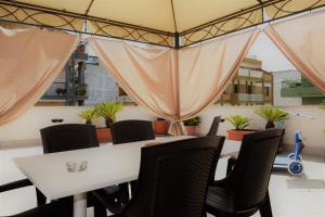 A seating area at Vuemme 97