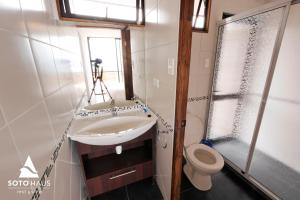 托托拉里約的住宿－SOTO HAUS Totoralillo Mar，一间带水槽和卫生间的浴室