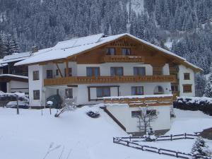 una casa grande con nieve en el techo en Haus Antonia, en Lermoos