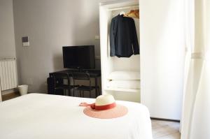ローマにあるColosshouse guest houseの- ベッド1台の上に座る帽子