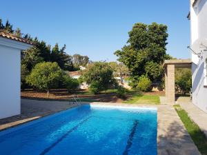 una piscina nel cortile di una casa di Villa Fructus a Vejer de la Frontera
