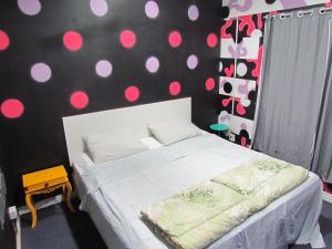 a bedroom with a bed with pink polka dots on the wall at Vila Rock Hostel - próximo Allianz Parque, Vila Madalena, Av Paulista, Hospital das Clínicas INCOR FMUSP in São Paulo