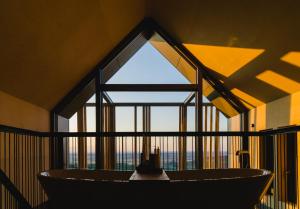 德普因-艾森伯格Weinloft II by WEINLOFTS的带浴缸的客房内的大窗户