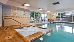 สระว่ายน้ำที่อยู่ใกล้ ๆ หรือใน Best Western Plus Peak Vista Inn & Suites