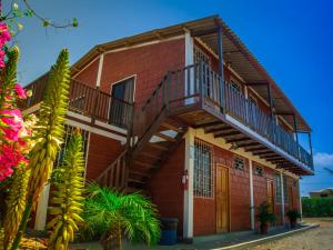 uma casa de tijolos vermelhos com uma escada em Sol de Playa em Playas
