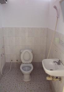 a bathroom with a toilet and a sink at Garden Guesthouse in Kampong Chhnang