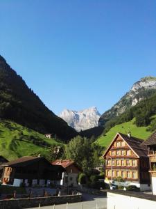 Vista generica sulle montagne o vista sulle montagne dall'interno dell'appartamento