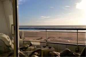 フォール・マオン・プラージュにあるLazyloc - superbe duplex face merの窓から海の景色を望めます。