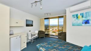 TV a/nebo společenská místnost v ubytování Atlantic Tower Motor Inn