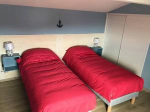 a room with two large red pillows on the wall at Appartement en bord de Mer in Saintes-Maries-de-la-Mer