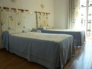 Postel nebo postele na pokoji v ubytování Hostal Triana