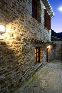 a stone building with a light on the side of it at Kato Machalas in Dikoryfo