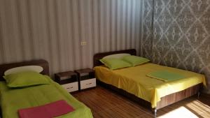 Llit o llits en una habitació de Hotel Kvariati Nugo