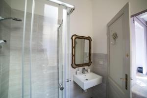 Koupelna v ubytování Casa Mappamondo + 34 fotografií