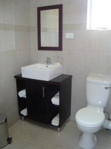 ein Bad mit einem Waschbecken und einem WC in der Unterkunft Kismet Hotel in Pietermaritzburg