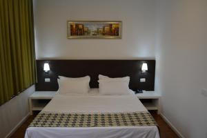 Rúm í herbergi á Havana Hotel