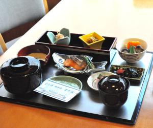 名古屋市にある名古屋東急ホテルのテーブルの上に様々な種類の食料を詰めたトレイ