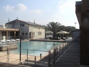リド・ディ・カマイオーレにあるStabilimento balneare Bragozzoの大型スイミングプール(周囲にフェンスあり)