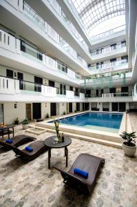 um grande edifício com uma piscina no meio em The Muse Hotel Boracay em Boracay