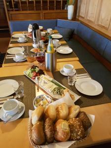 une table avec des assiettes de nourriture dans l'établissement Mühlengasthof Landesbergen, à Landesbergen