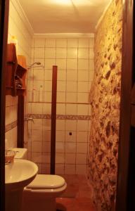 y baño con aseo y lavamanos. en Casa Ribera de Cazorla, en Cazorla