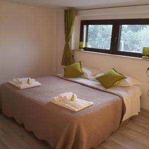 1 dormitorio con 2 camas y toallas. en L'antico Trullo - Masseria Chiancarella, en Fasano