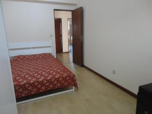 セイシャルにあるApto paio-piresの赤いベッドカバーがかかったベッドのある寝室