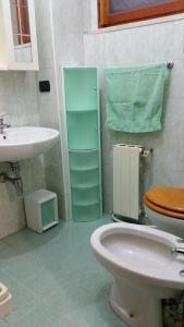ein Bad mit einem WC und einem Waschbecken in der Unterkunft Monolocale Seaside in Reggio di Calabria