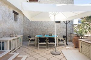 Patio nebo venkovní prostory v ubytování Siviri Villa J&B by Luxlikehome
