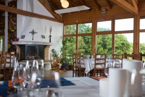 una sala da pranzo con tavolo e camino di Crêt-Bérard a Puidoux Altre 36 foto