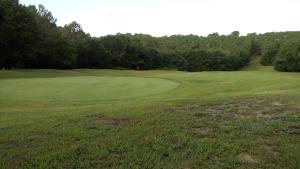 a view of a golf course with a green at Appartement dans résidence de vacances in Biscarrosse