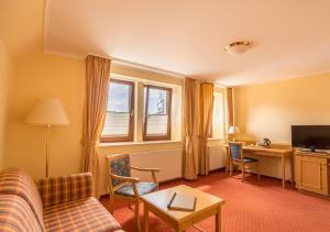 TV a/nebo společenská místnost v ubytování Ringhotel Warnemünder Hof