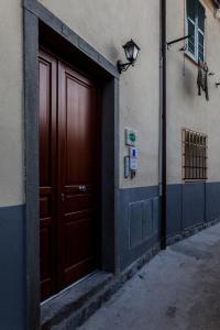 una puerta marrón en el lateral de un edificio en Madüneta 5 Terre, en Corniglia