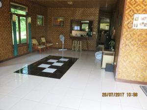 uma sala de estar com piso em xadrez preto e branco em Salak Sunrise Homestead em Bogor