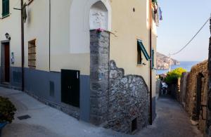 um edifício com uma porta ao lado de uma rua em Madüneta 5 Terre em Corniglia