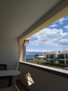 een balkon met uitzicht op de oceaan bij Apartment Marta in Nin