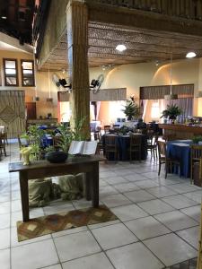 un restaurante con una mesa en el medio de una habitación en Ilhaflat 3-104, en Ilhabela