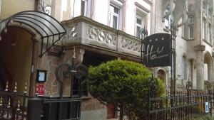 un bâtiment avec une clôture devant lui dans l'établissement Hotel de l'Orangerie, à Strasbourg