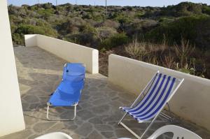 パンテレリアにあるGuest House Punta Framのバルコニー(椅子2脚、青い椅子1脚付)