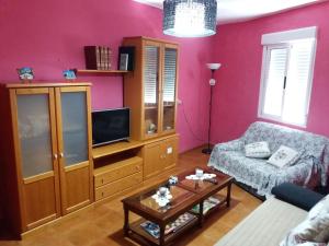 sala de estar con sofá y TV en Casa Gelita, en Casayo