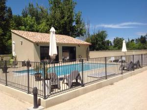 Piscina a Des roulottes en Provence o a prop