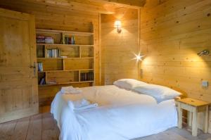 سرير أو أسرّة في غرفة في Chalet Ferme des Amis